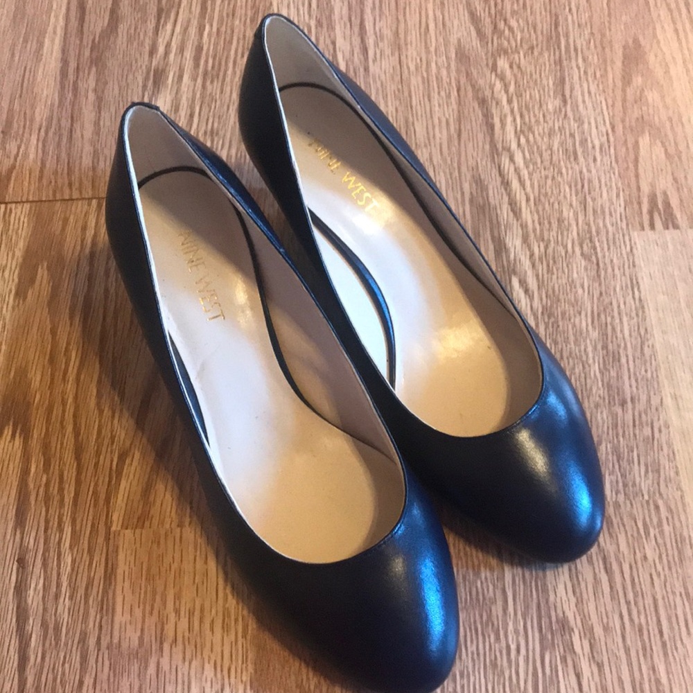 Navy Nine West dress shoe 8.5 leather upper heel